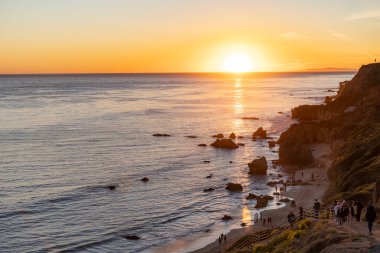 El Matador Sahili 'nde okyanus kenarında gün batımı
