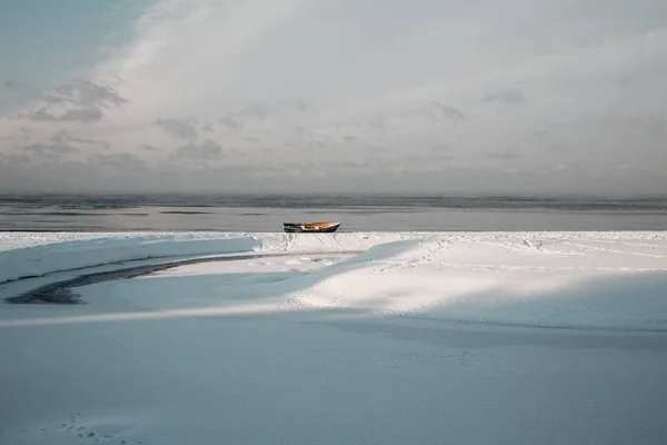 Заморожене Море Човном Сніговим Небом Льодом — стокове фото