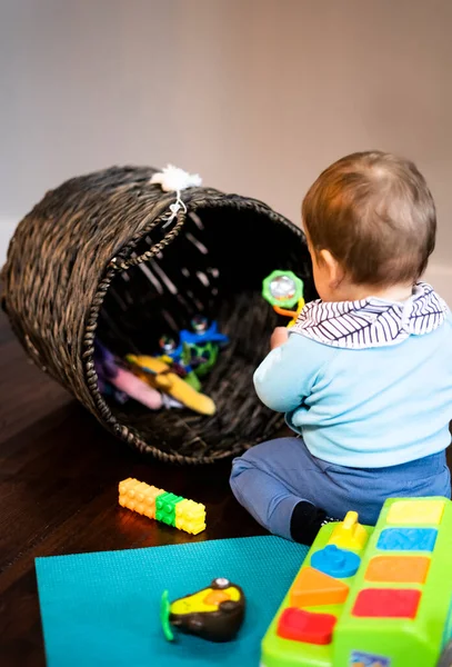 Μωρό Αγόρι Παίζει Παιχνίδια Στο Σπίτι — Φωτογραφία Αρχείου