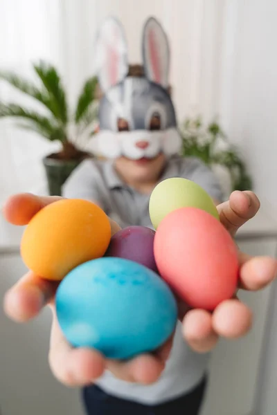 Niño Con Una Máscara Conejo Sostiene Huevos Pascua — Foto de Stock