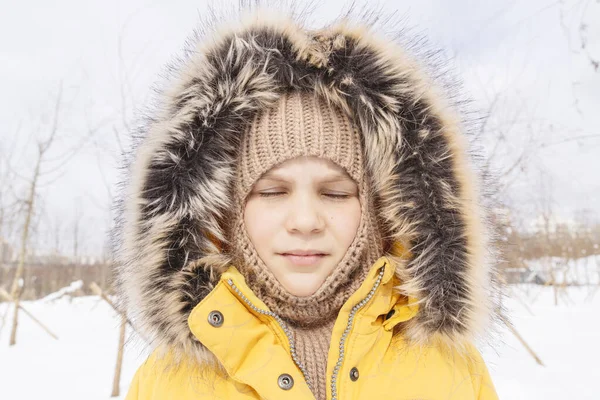 Portrait Girl Her Eyes Closed Winter Clothes — Stock Photo, Image