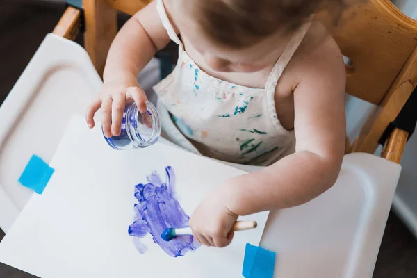 Bebê Pintando Projeto Arte Com Tinta Roxa — Fotografia de Stock