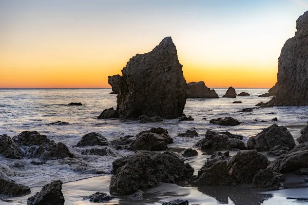 El Matador Sahili 'nde okyanus kenarında gün batımı