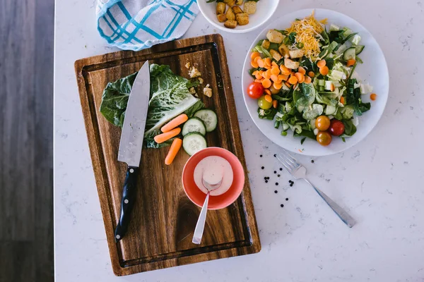 Čerstvý Zdravý Zelený Míchaný Salát Připravený Bílé Kuchyni — Stock fotografie