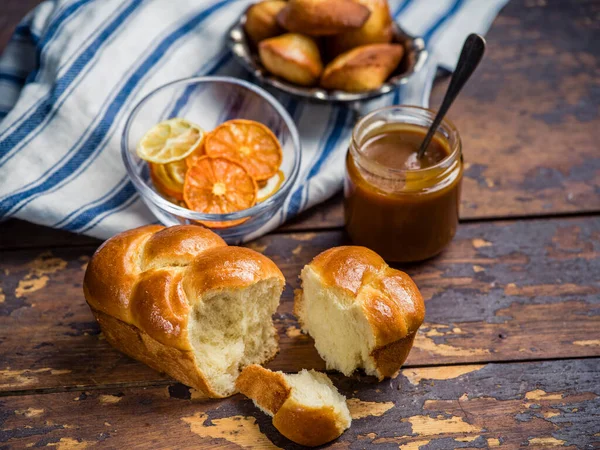 Geleneksel bir Paskalya çöl masası.