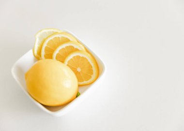 Bir kasede oturan limonlar