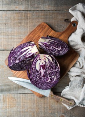 Masadaki tahta kesme tahtasının üzerinde dilimlenmiş kırmızı lahana..