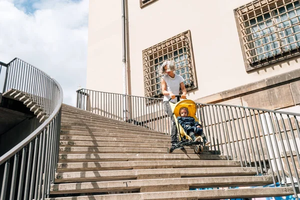 Due Lack Ramp Mother Forced Drag Stroller Stairs — Foto de Stock