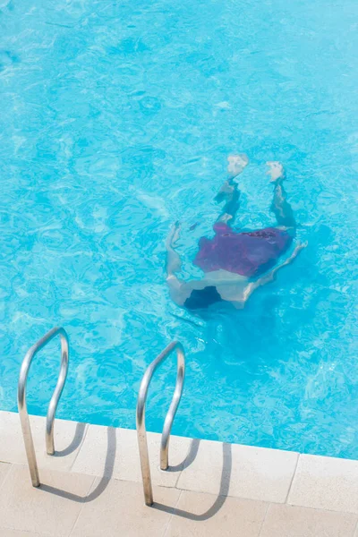 Hombre Con Pantalones Cortos Rojos Nadando Una Piscina Azul Día —  Fotos de Stock
