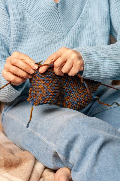 Eine Jährige Frau Liegt Auf Einer Wolldecke Und Strickt Mit — Stockfoto