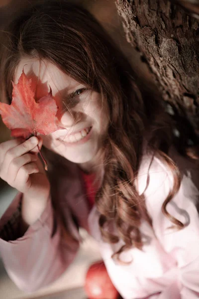 Parkta Sonbahar Yapraklarıyla Gülümseyen Bir Kızın Portresi — Stok fotoğraf