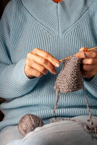 Year Old Woman Sits Sofa Home Knits Scarf Wooden Knitting — Stock Photo, Image