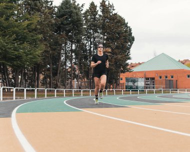 Koşu yolunda koşan bir kadın