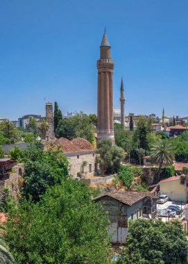 Antalya, Türkiye 19.07.2021. Türkiye 'nin Antalya kentindeki Yivli Minare Camii veya Alaaddin Camii, güneşli bir yaz gününde