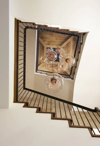 Merdivenler Avizeye Bakıyor — Stok fotoğraf