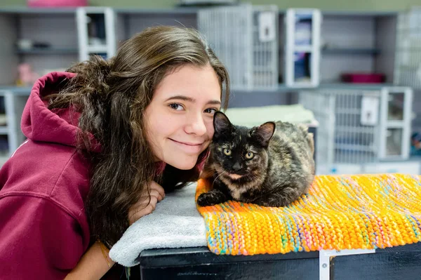 Brunette Tiener Lacht Naar Camera Met Een Kat Een Schuilplaats — Stockfoto