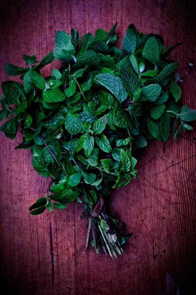 Menta Fresca Sobre Fondo Mesa —  Fotos de Stock