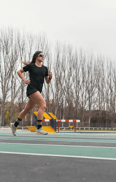 Donna Che Corre Una Pista Corsa — Foto Stock