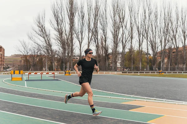 Koşu yolunda koşan bir kadın