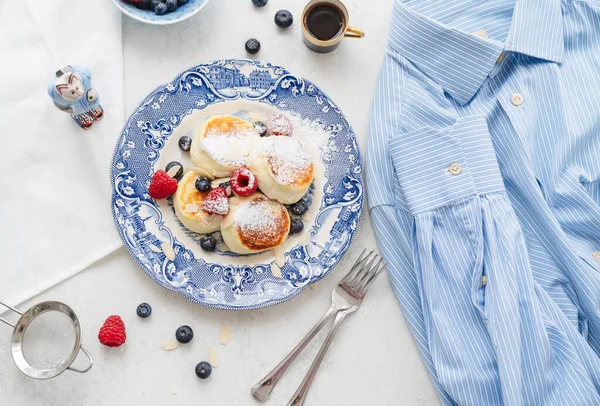 Vacker Frukost Med Ostkakor Bär Kaffe Herrskjorta — Stockfoto