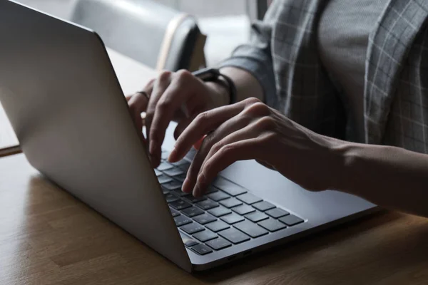 Mani Digitando Sulla Tastiera Del Computer Portatile — Foto Stock