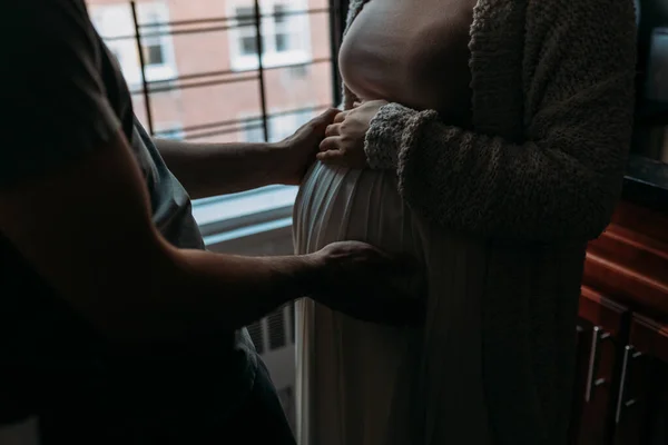 Terhes Feleség Konyhában Férjjel Hasában — Stock Fotó