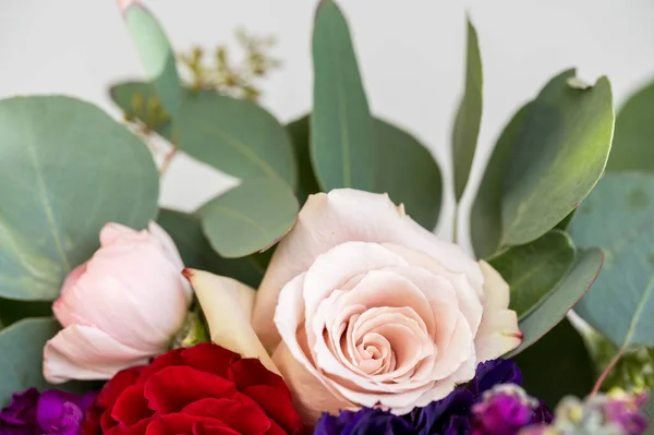 ダスティピンクはユーカリと結婚式の花束でバラ — ストック写真