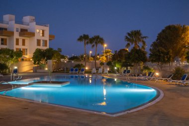 Yüzme havuzu gece aydınlandı.