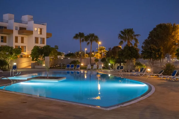 Yüzme havuzu gece aydınlandı.