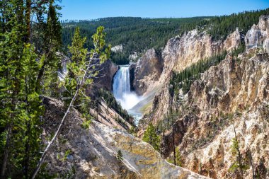 Bu büyük dağ aralıkları arasında Kanyon epik bir manzara