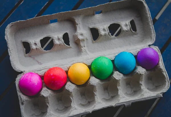 彩色艳丽的彩霞染成的复活节彩蛋排列在蛋盒里 — 图库照片