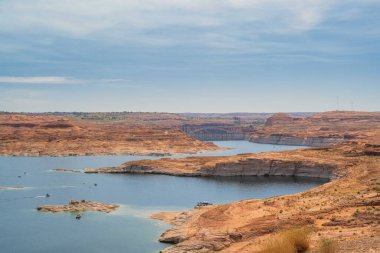 Colorado Nehri 'nde ferahlatıcı bir su akışı olan insan yapımı bir su deposu.