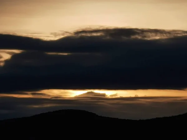 Dicke Wolken Bedecken Die Sonnenstrahlen Bei Sonnenuntergang — Stockfoto