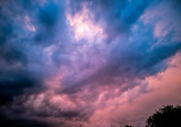 Riesige Flauschige Wolken Von Eigenartiger Farbe — Stockfoto