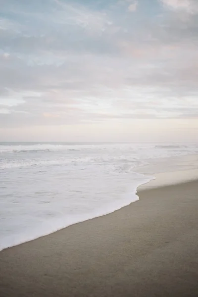 Hafif Dalgalar Carolina Sahiline Çarpıyor Pembe Mavi Günbatımıyla — Stok fotoğraf
