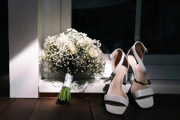 Свадебный Букет Белая Женская Обувь — стоковое фото