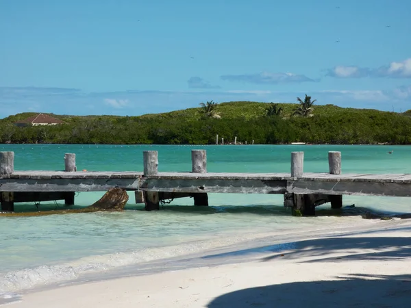 Paradisial ve ıssız bir sahilde ahşap iskele.