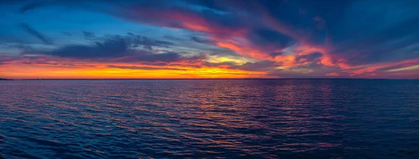 Schöner Sonnenuntergang Über Der Wasseroberfläche Einem Sommerabend — Stockfoto