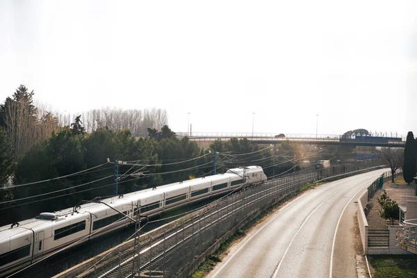 Tren Que Pasa Por Interior Ciudad Atardecer — Foto de Stock