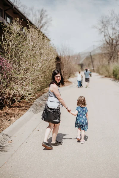 Mother Daughter Walk Sidewalk Zoo Summer Day — Stock Photo, Image