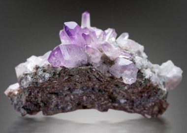 ametist mineral numunesi kaya jeoloji kristali