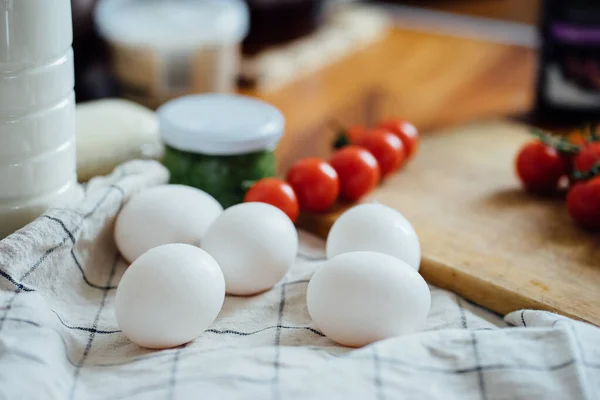 Ingredienti Cottura Latte Uova Pomodori Asciugamano Bianco — Foto Stock