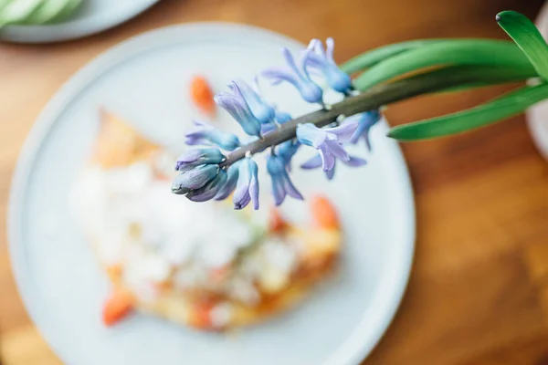 Bouquet Primaverile Fiori Primo Piano Sul Tavolo Durante Colazione — Foto Stock