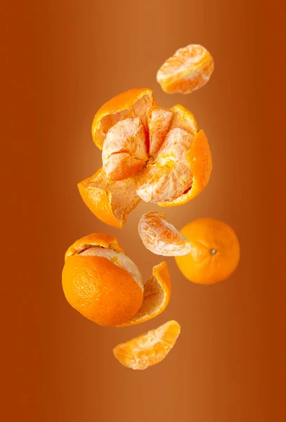 Mandarinas Vuelan Sobre Fondo Naranja Enfoque Selectivo — Foto de Stock