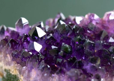 ametist mineral numunesi kaya jeoloji kristali