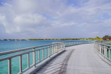 Okyanus ve köprünün manzarası.