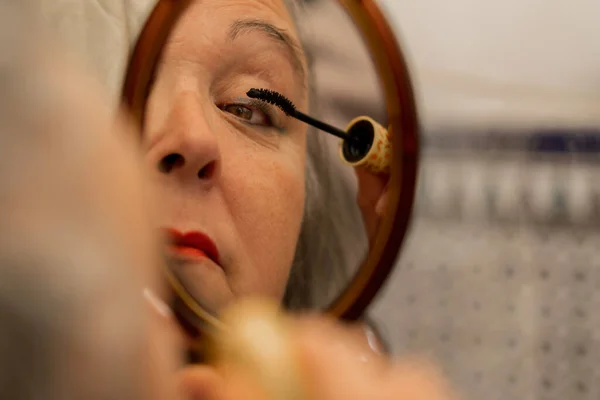 Older Woman Painting Her Eyelashes Front Mirror — Foto de Stock