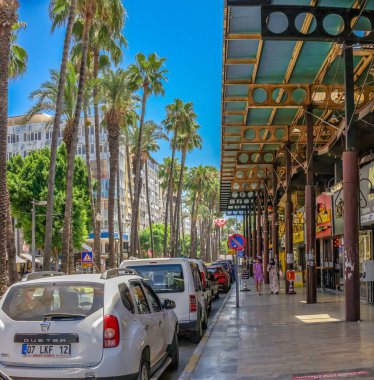 Antalya, Türkiye 19.07.2021. Türkiye 'nin eski Antalya kentinin sokakları, güneşli bir yaz gününde