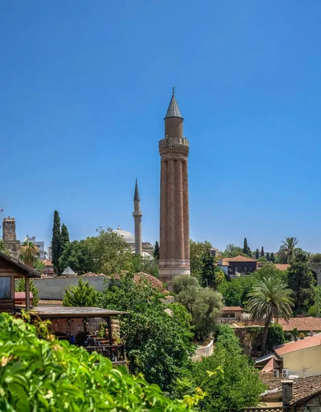 Antalya, Türkiye 19.07.2021. Türkiye 'nin Antalya kentindeki Yivli Minare Camii veya Alaaddin Camii, güneşli bir yaz gününde