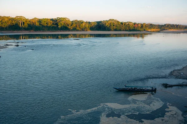 Βάρκα Που Διασχίζει Τον Ποταμό Tambopata Τροπικό Δάσος — Φωτογραφία Αρχείου